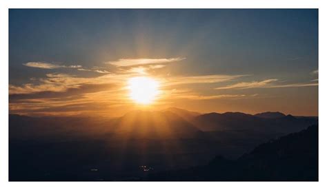  Amanecer en las Montañas de Jade Una Sinfonía de Color y Movimiento Etéreo!